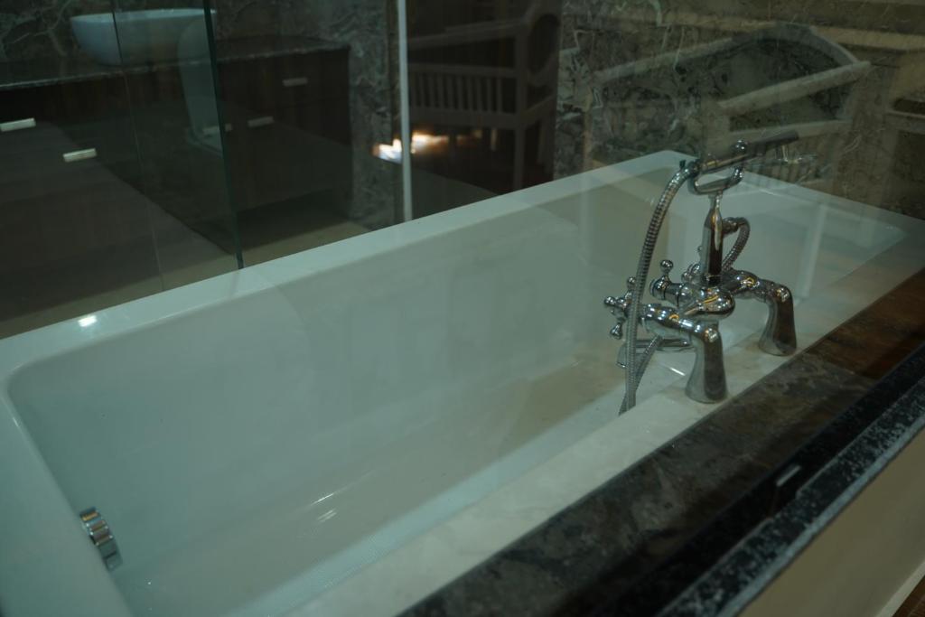 Bathtub Suite Casa De Bello, Nainital, Near Kainchi Dham Bathtub Suite Casa De Bello, Nainital, Near Kainchi Dham