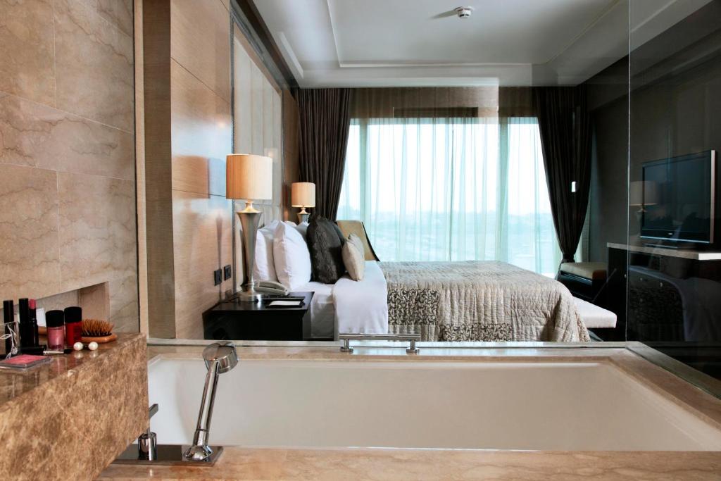Bathtub The Leela Ambience Gurugram Hotel & Residences Bathtub The Leela Ambience Gurugram Hotel & Residences