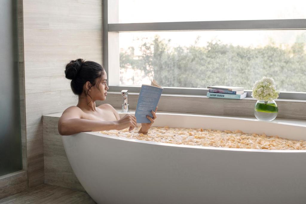 Bathtub Women Four Seasons Hotel Bengaluru at Embassy ONE Bangalore Bathtub Women Four Seasons Hotel Bengaluru at Embassy ONE Bangalore