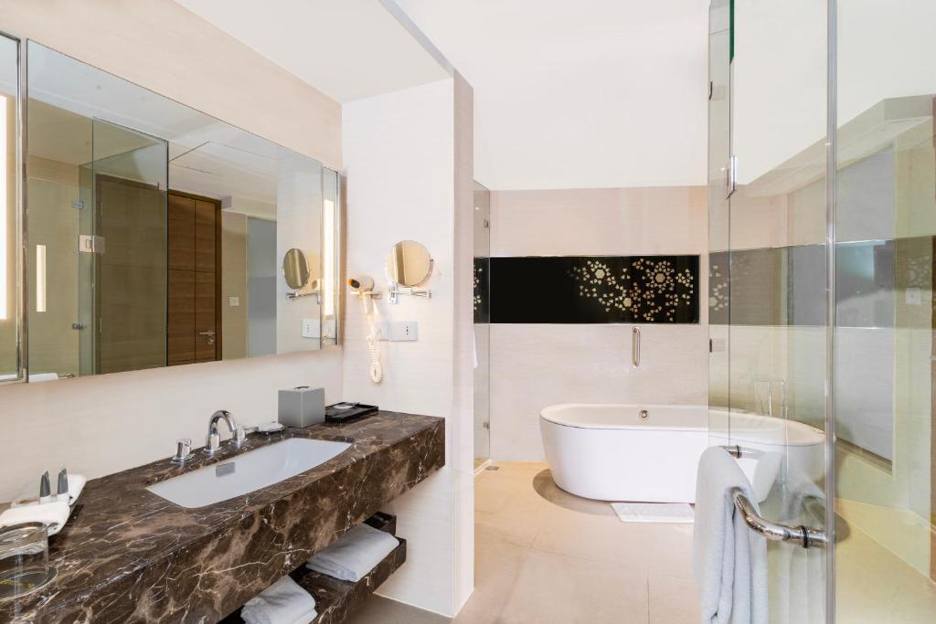 Courtyard by Marriott Agra with Bathtub in Room Courtyard by Marriott Agra with Bathtub in Room
