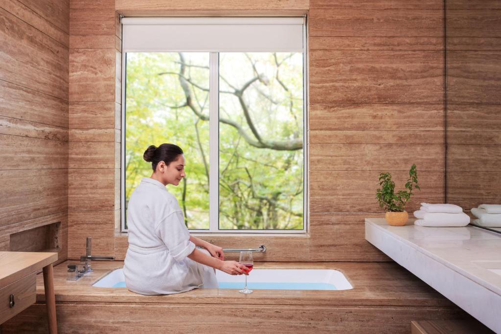 Courtyard by Marriott Aravali Resort Faridabad with Bathtub Courtyard by Marriott Aravali Resort Faridabad with Bathtub