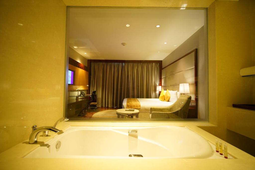 Crowne Plaza Kochi, an IHG Hotel with Bath tub Crowne Plaza Kochi, an IHG Hotel with Bath tub