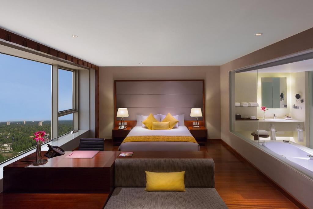 Crowne Plaza Kochi, an IHG Hotel with Bathtub in Room Crowne Plaza Kochi, an IHG Hotel with Bathtub in Room