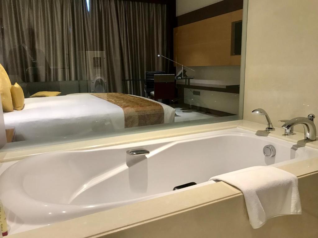 Crowne Plaza Kochi, an IHG Hotel with Bathtub Crowne Plaza Kochi, an IHG Hotel with Bathtub