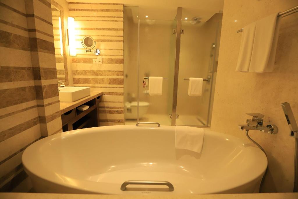 Crowne Plaza New Delhi Okhla, an IHG Hotel with Bathtub Crowne Plaza New Delhi Okhla, an IHG Hotel with Bathtub