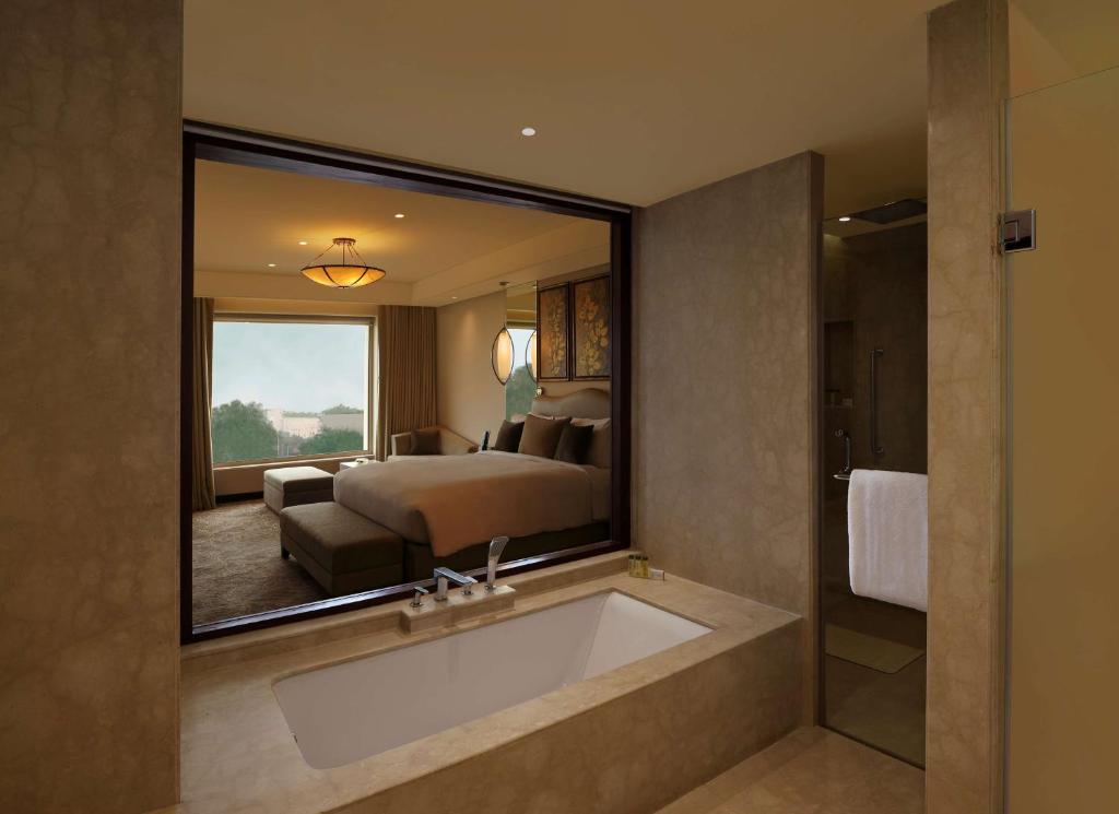 DoubleTree by Hilton Agra with Bathtub in Room DoubleTree by Hilton Agra with Bathtub in Room