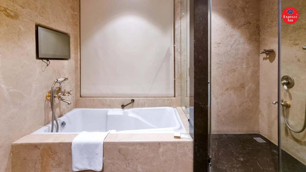 Express Inn The Business Luxury Hotel Nashik with Bathtub Express Inn The Business Luxury Hotel Nashik with Bathtub