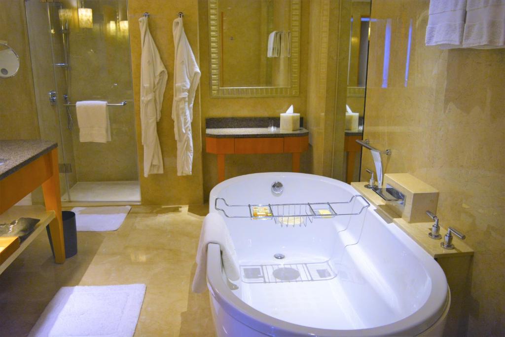 Four Seasons Hotel Mumbai with Bathtub in Room Four Seasons Hotel Mumbai with Bathtub in Room