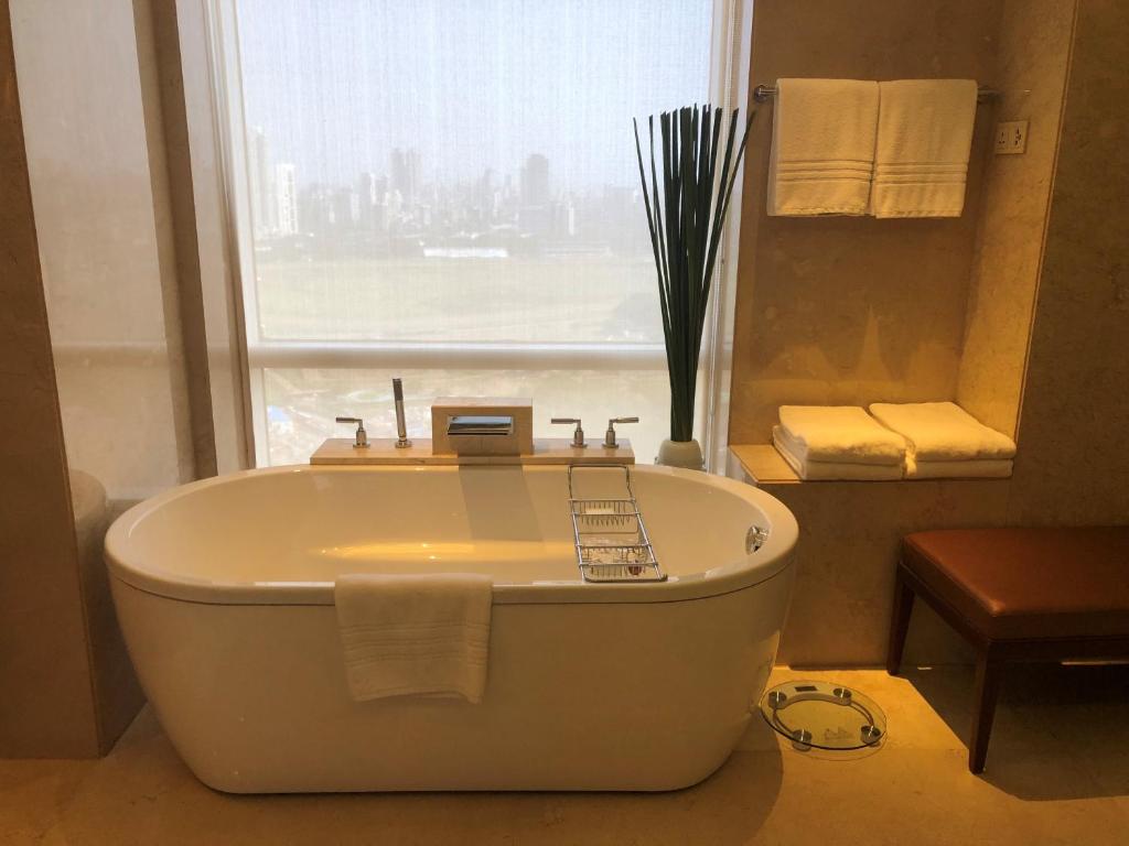 Four Seasons Hotel Mumbai with Bathtub Four Seasons Hotel Mumbai with Bathtub