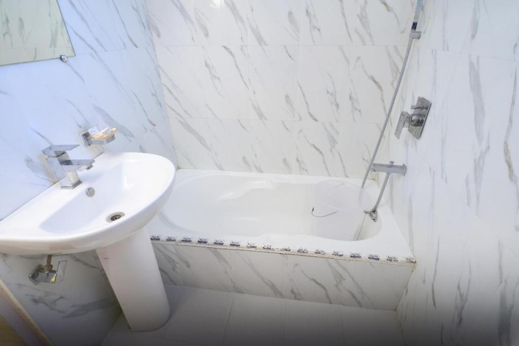 Ganpati Hotel Bhopal with Bathtub Ganpati Hotel Bhopal with Bathtub