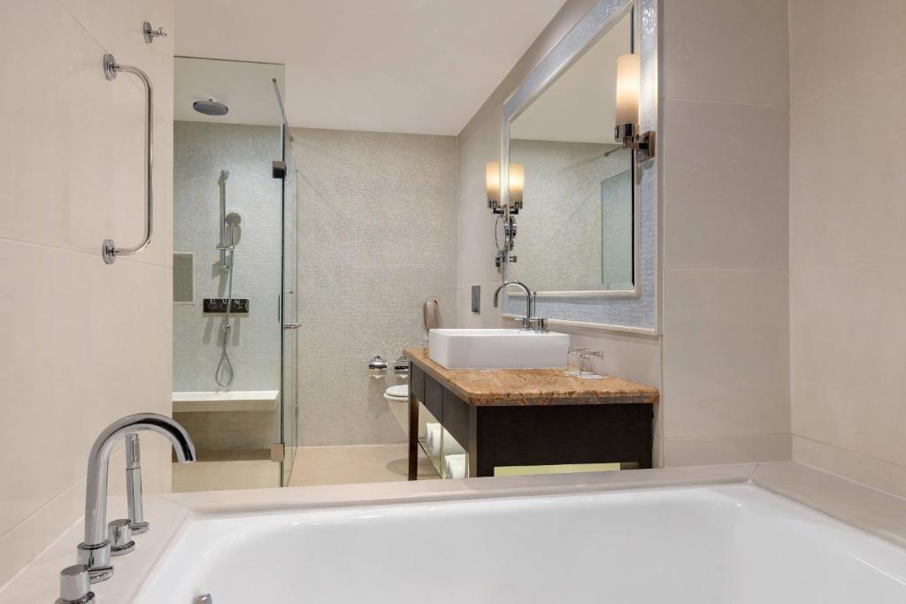 Goa Marriott Resort & Spa Panjim with Bathtub Goa Marriott Resort & Spa Panjim with Bathtub