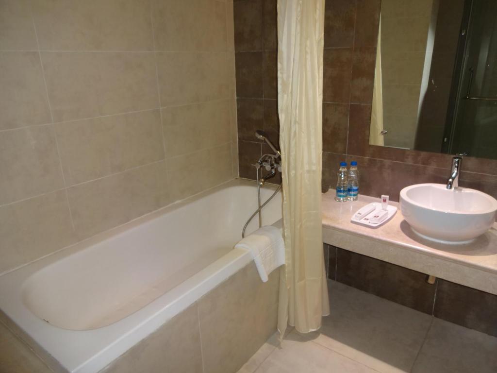 Gokulam Park Coimbatore with Bathtub Gokulam Park Coimbatore with Bathtub