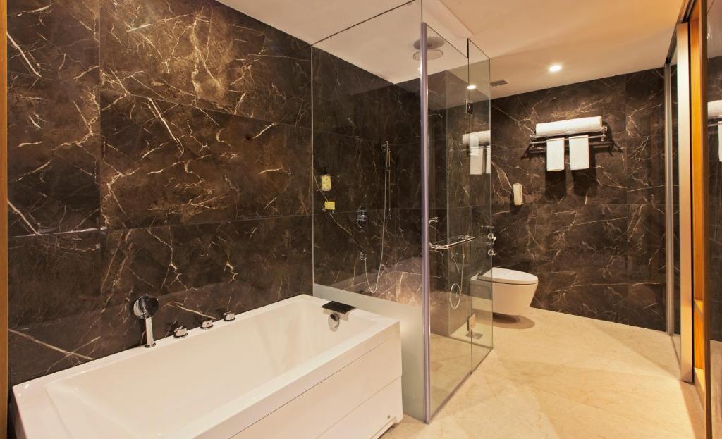 Golden Premier Amritsar with Bathtub in Room Golden Premier Amritsar with Bathtub in Room