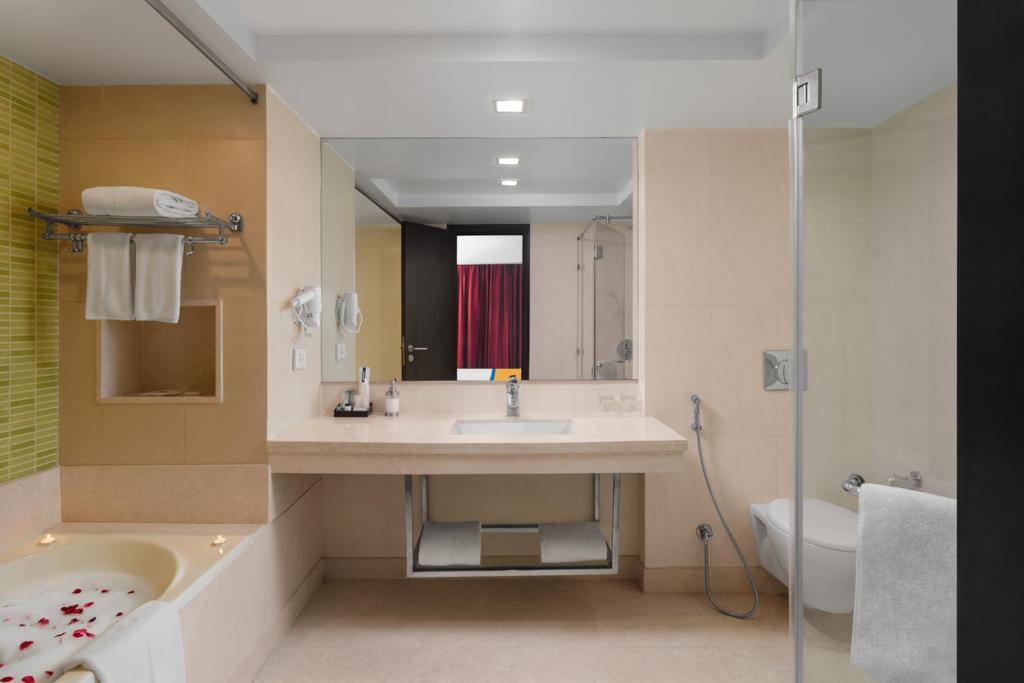 Golden Tulip Gurgaon Sector 29 with Bathtub in Room Golden Tulip Gurgaon Sector 29 with Bathtub in Room