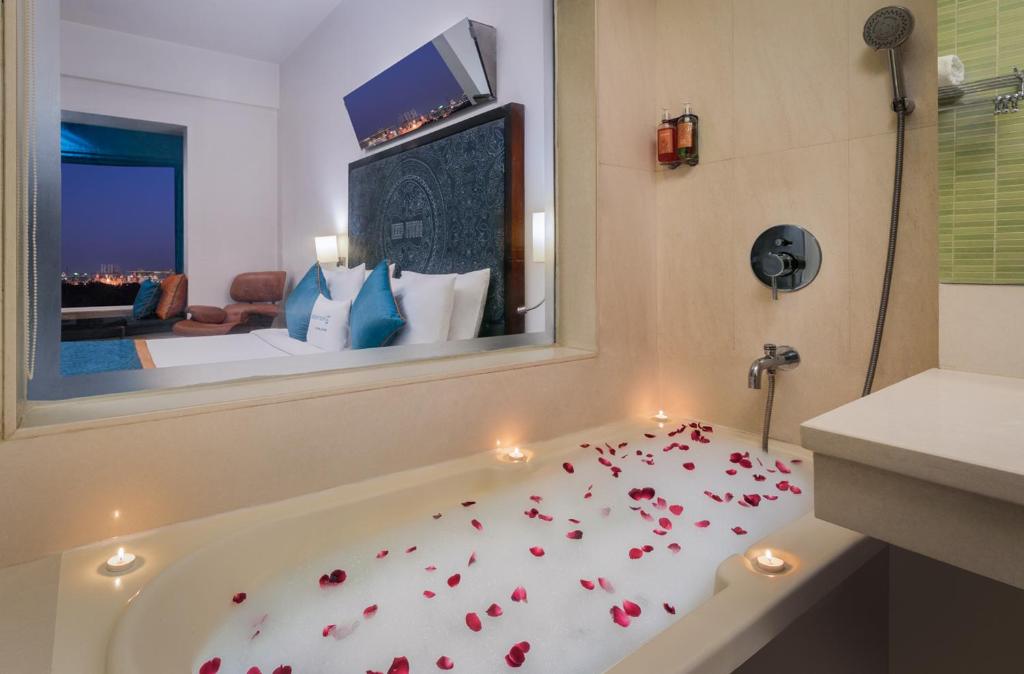 Golden Tulip Gurgaon Sector 29 with Bathtub Golden Tulip Gurgaon Sector 29 with Bathtub