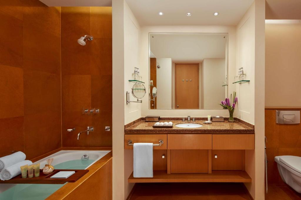 Grand Hyatt Mumbai Hotel and Residences with Bathtub Grand Hyatt Mumbai Hotel and Residences with Bathtub