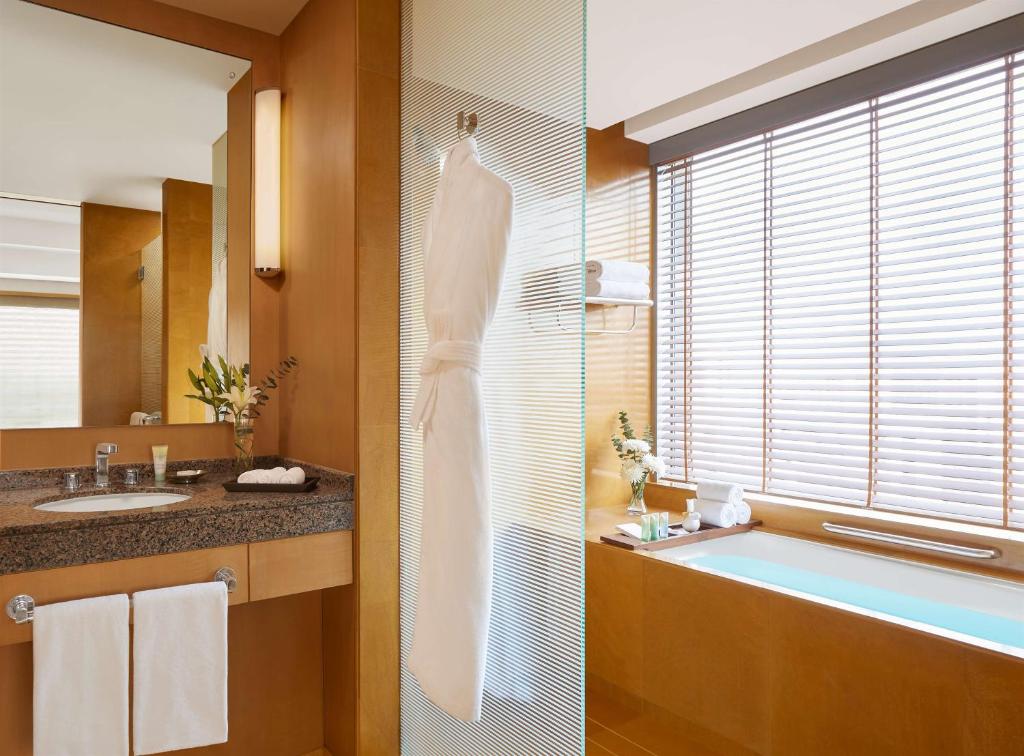 Grand Hyatt Mumbai Hotel and Residences with Hottub Grand Hyatt Mumbai Hotel and Residences with Hottub