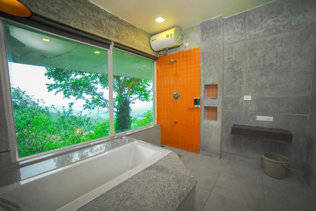Grand Palace Hotel & Spa Yercaud with Bathtub Grand Palace Hotel & Spa Yercaud with Bathtub