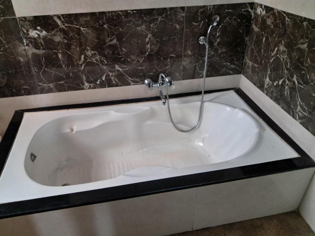 Hillview Rooms by 29 Bungalow Panchgani with Bathtub Hillview Rooms by 29 Bungalow Panchgani with Bathtub