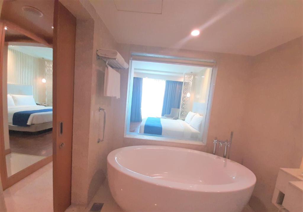 Holiday Inn Amritsar Ranjit Avenue, an IHG Hotel with Bathtub Holiday Inn Amritsar Ranjit Avenue, an IHG Hotel with Bathtub