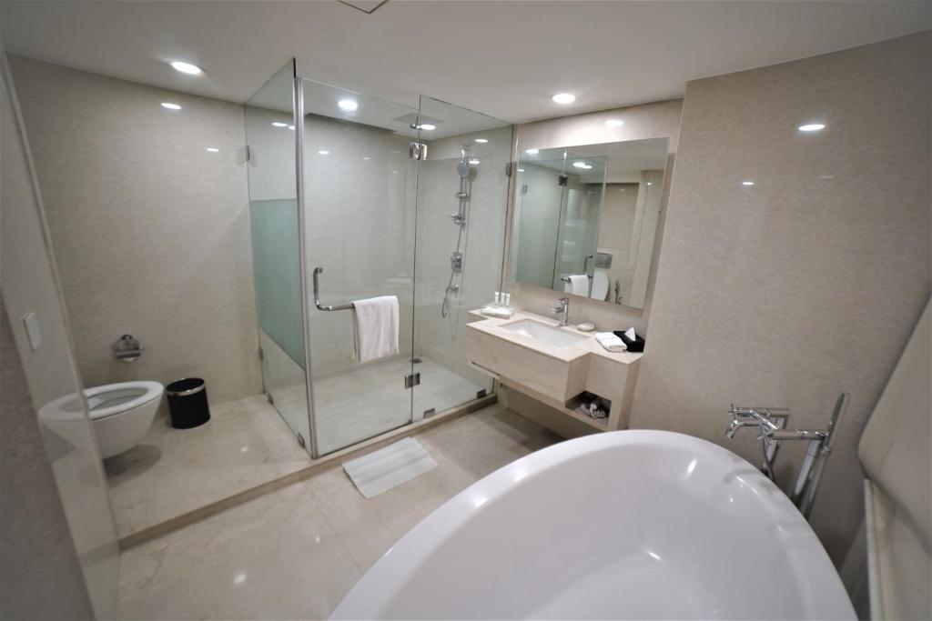 Holiday Inn Amritsar Ranjit Avenue IHG Hotel with Bathtub in Room Holiday Inn Amritsar Ranjit Avenue IHG Hotel with Bathtub in Room