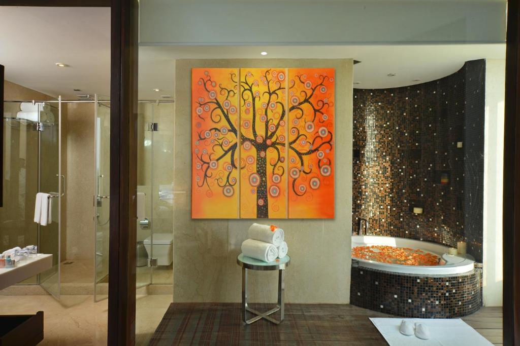 Holiday Inn Chandīgarh Panchkula an IHG Hotel with Romantic Bathtub