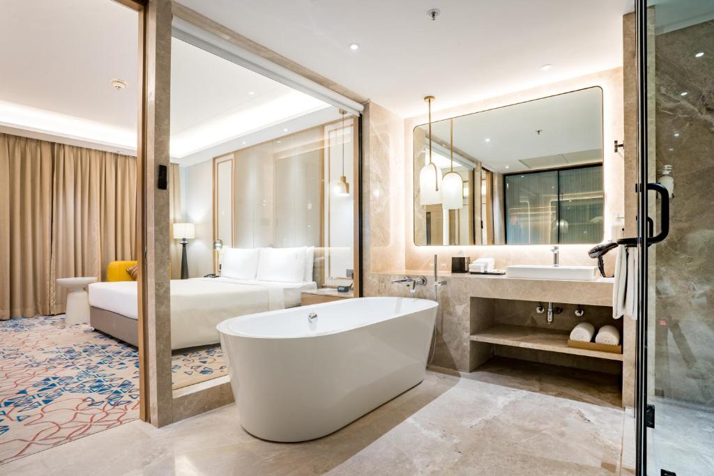 Holiday Inn Lucknow Airport, an IHG Hotel with Bathtub