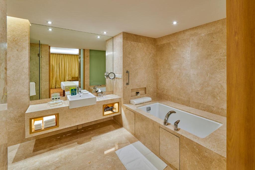 Holiday Inn Mumbai International Airport, an IHG Hotel with Romantic Bathtub Holiday Inn Mumbai International Airport, an IHG Hotel with Romantic Bathtub