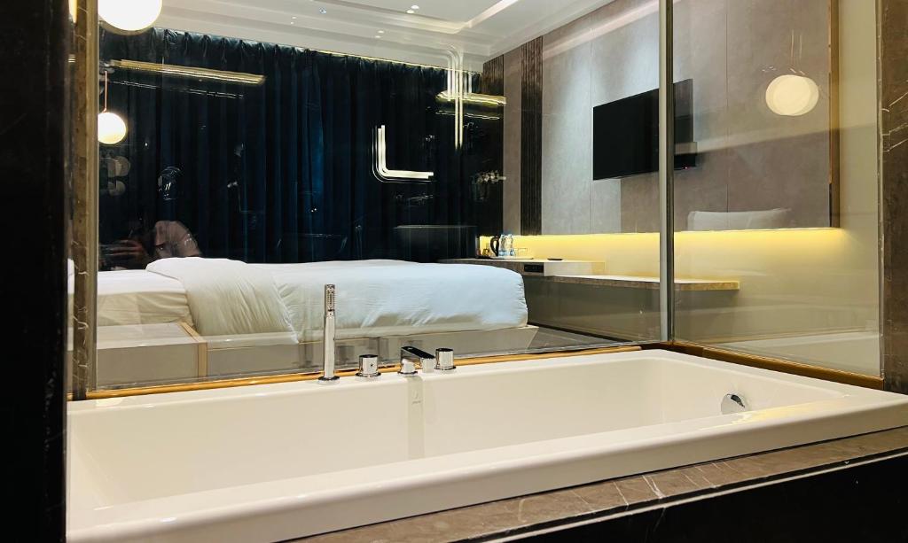 Hot Tub Room The Prime Delhi