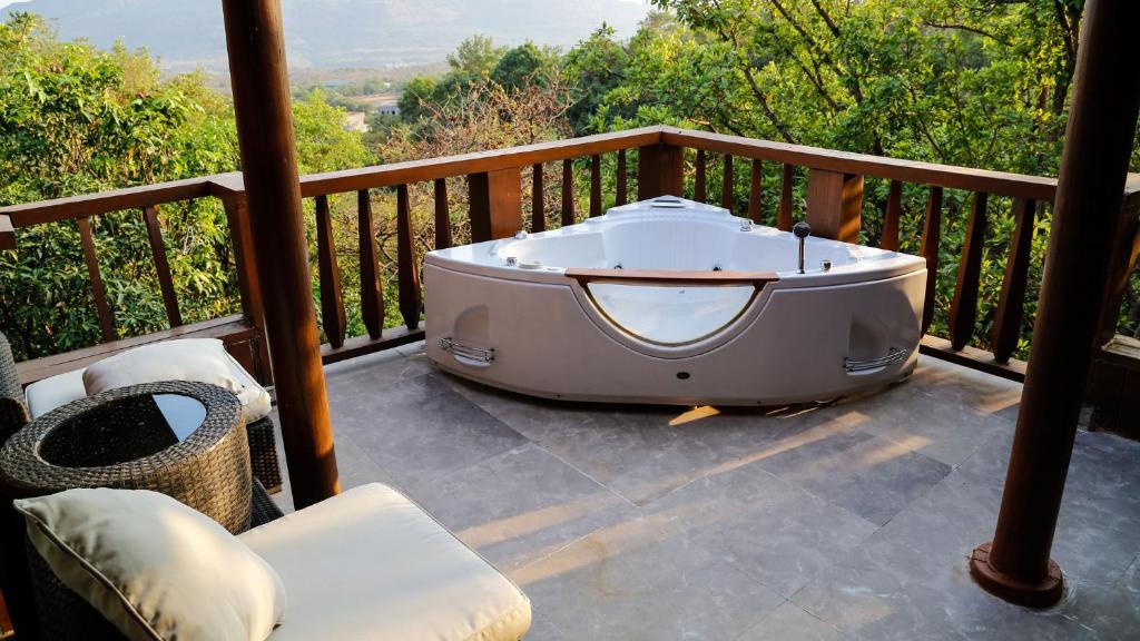 Hotel Aamby Valley City Lonavala with Jacuzzi in Room