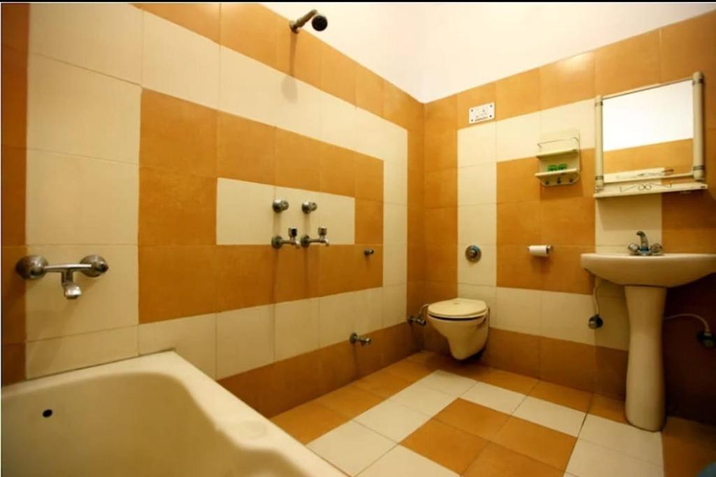 HOTEL AIRPORT INN near Delhi Airport Mahipalpur with Bathtub in Room HOTEL AIRPORT INN near Delhi Airport Mahipalpur with Bathtub in Room