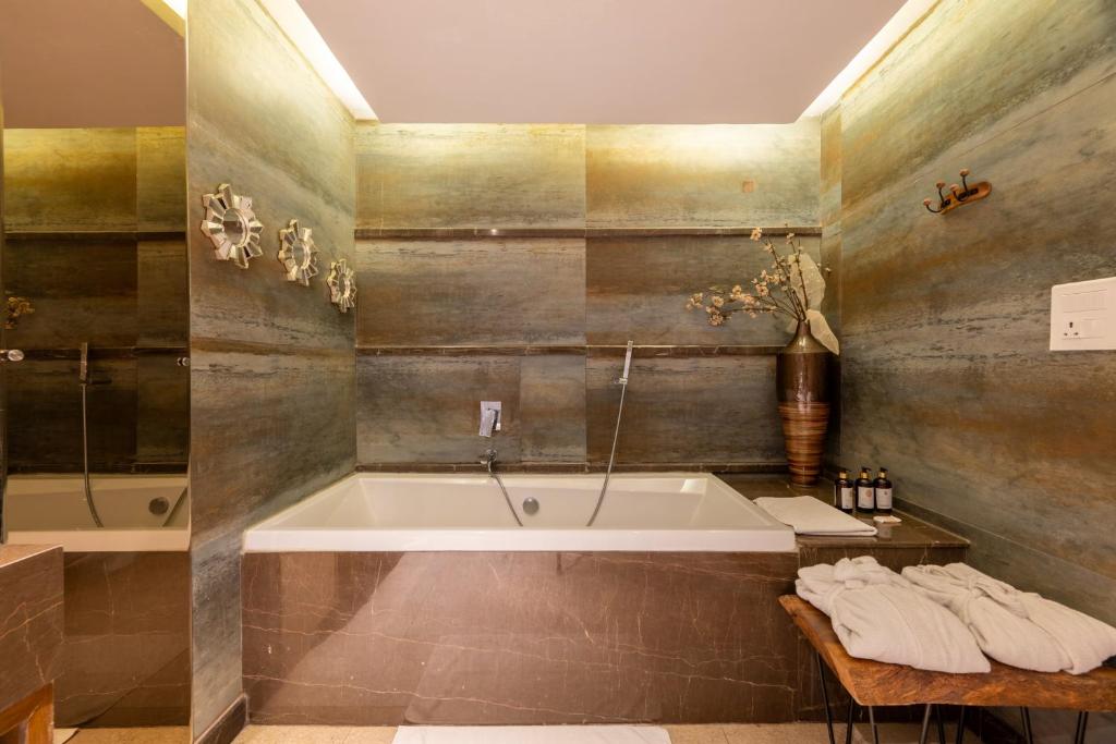 Hotel Antalya Rishīkesh with Bathtub in Room Hotel Antalya Rishīkesh with Bathtub in Room