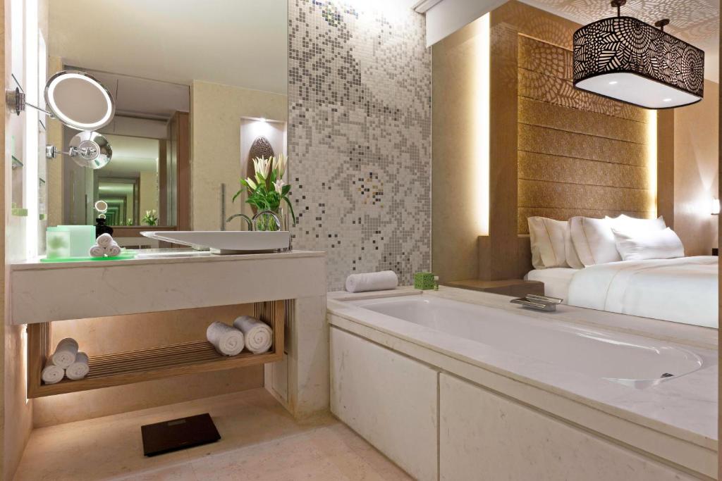 Hotel Bathtub The Westin Gurgaon, New Delhi Hotel Bathtub The Westin Gurgaon, New Delhi