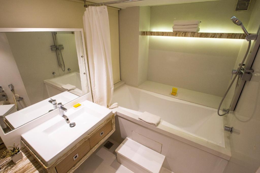 Hotel Bawa Continental Mumbai with Bathtub in Room Hotel Bawa Continental Mumbai with Bathtub in Room