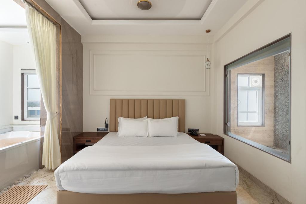 Hotel Caesars Palace Bhopal with Hottub Hotel Caesars Palace Bhopal with Hottub
