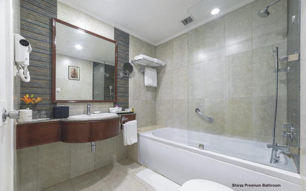 Hotel Clarks Shiraz Agra with Spabath Hotel Clarks Shiraz Agra with Spabath