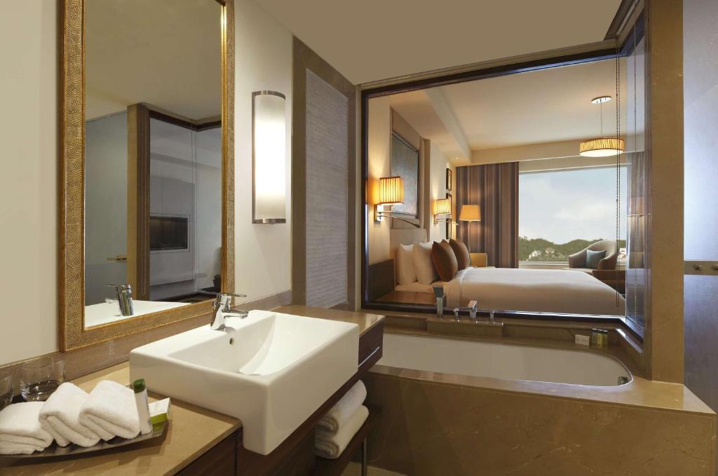 Hotel DoubleTree by Hilton Agra with Bathtub Hotel DoubleTree by Hilton Agra with Bathtub