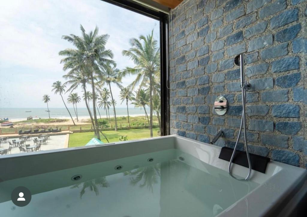 Hotel Longuinhos Beach Resort Goa with Private Jacuzzi and Sea View Hotel Longuinhos Beach Resort Goa with Private Jacuzzi and Sea View