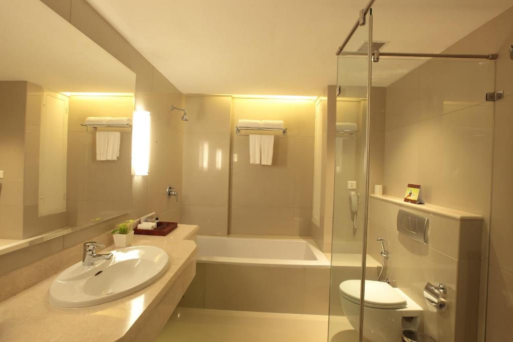 Hotel Monsoon Empress Kochi with Bathtub Hotel Monsoon Empress Kochi with Bathtub
