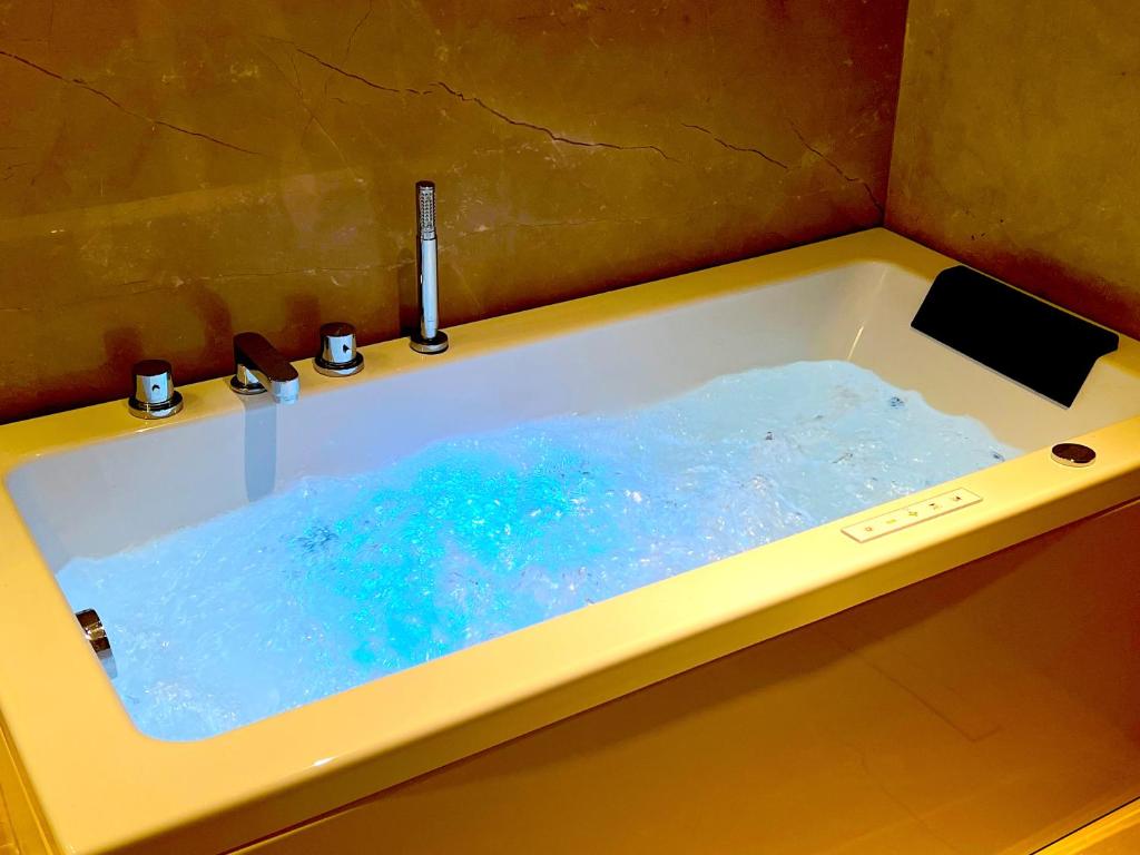 Hotel Planet Hollywood Thane with Hottub in Room