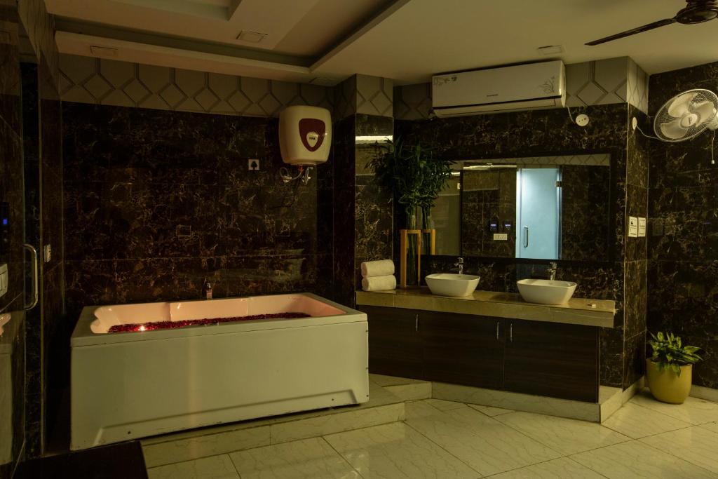 Hotel Prithvi-Raj Near Delhi Airport Mahipalpur with Jacuzzi Hotel Prithvi-Raj Near Delhi Airport Mahipalpur with Jacuzzi