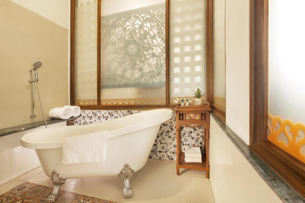 Hotel Raga on the Ganges Rishīkesh with Bathtub Hotel Raga on the Ganges Rishīkesh with Bathtub