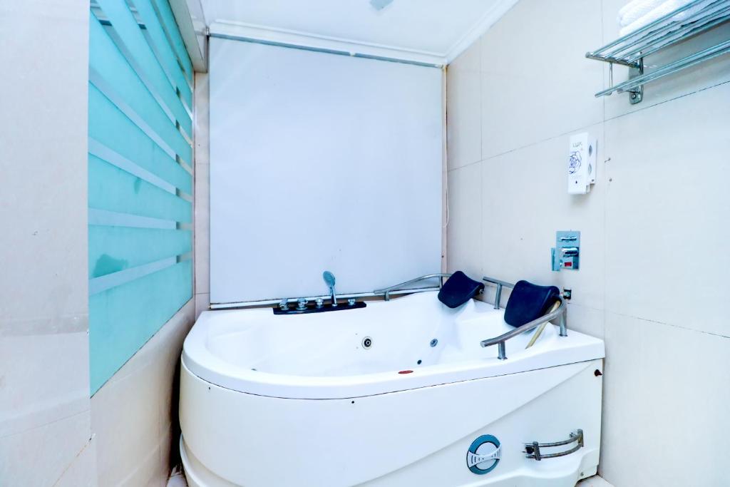 Hotel Rajshree & Spa Room with Jacuzzi in Chandīgarh Hotel Rajshree & Spa Room with Jacuzzi in Chandīgarh