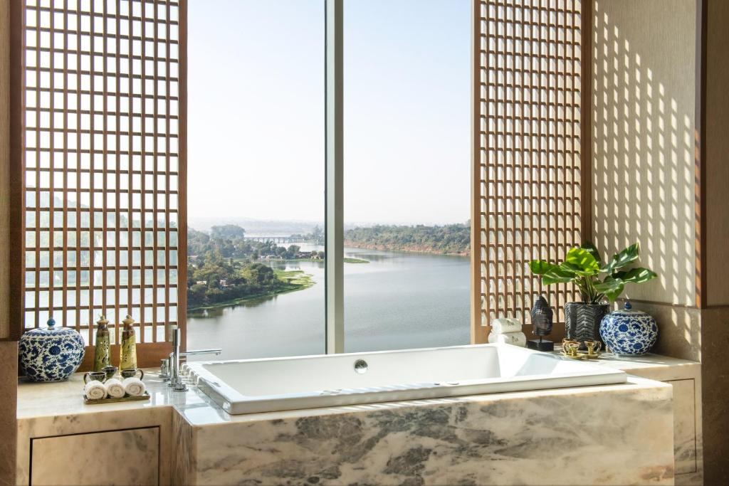 Hotel Room Taj Lakefront Bhopal with Bathtub Lake View