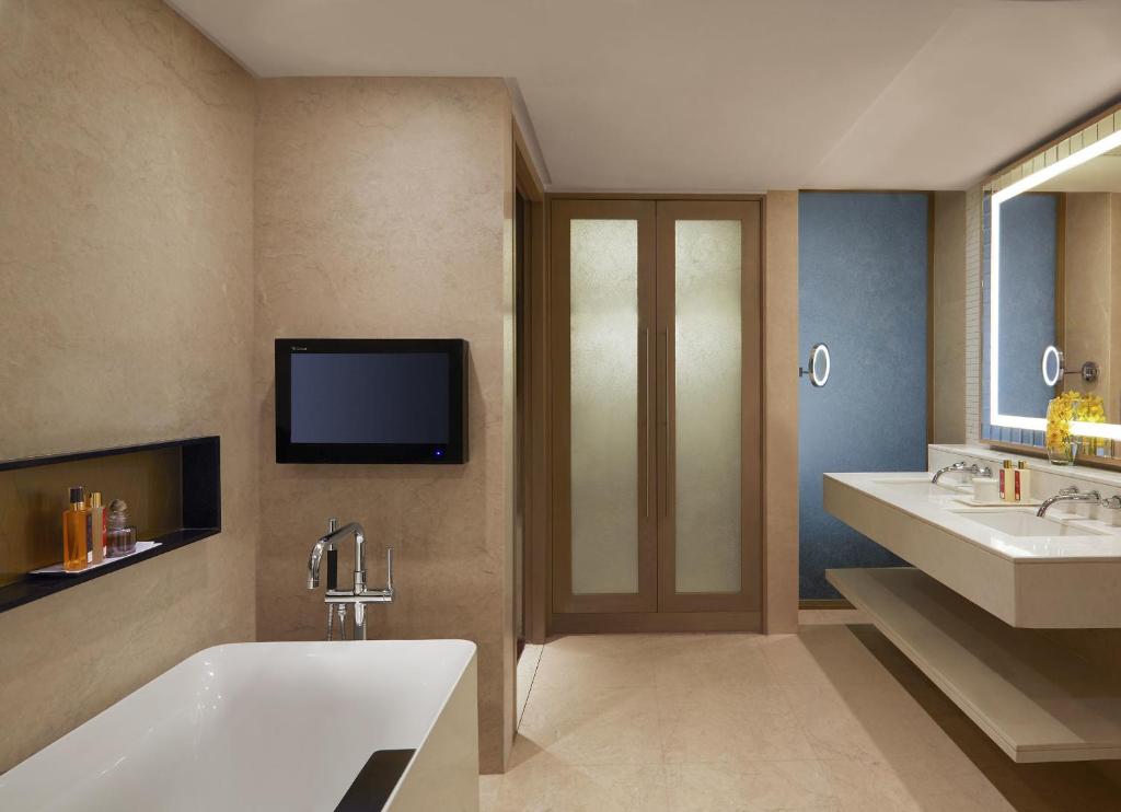 Hotel Room with Spabath Taj Santacruz Mumbai Hotel Room with Spabath Taj Santacruz Mumbai