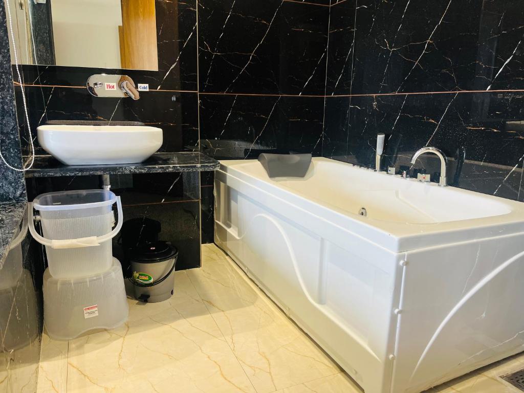 Hotel Royal Empire Gandhinagar with Jacuzzi Hotel Royal Empire Gandhinagar with Jacuzzi