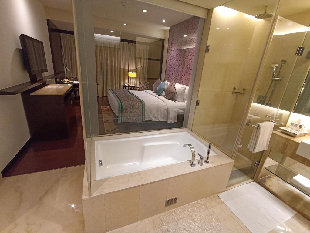 Hotel Royal Orchid Jaipur, 3 Kms to Airport Bathtub Hotel Royal Orchid Jaipur, 3 Kms to Airport Bathtub