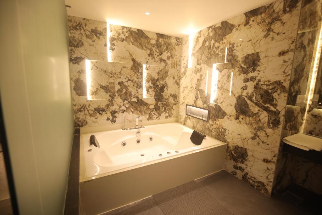 Hotel Sapphire Blue Bhopal with Jacuzzi in Room Hotel Sapphire Blue Bhopal with Jacuzzi in Room