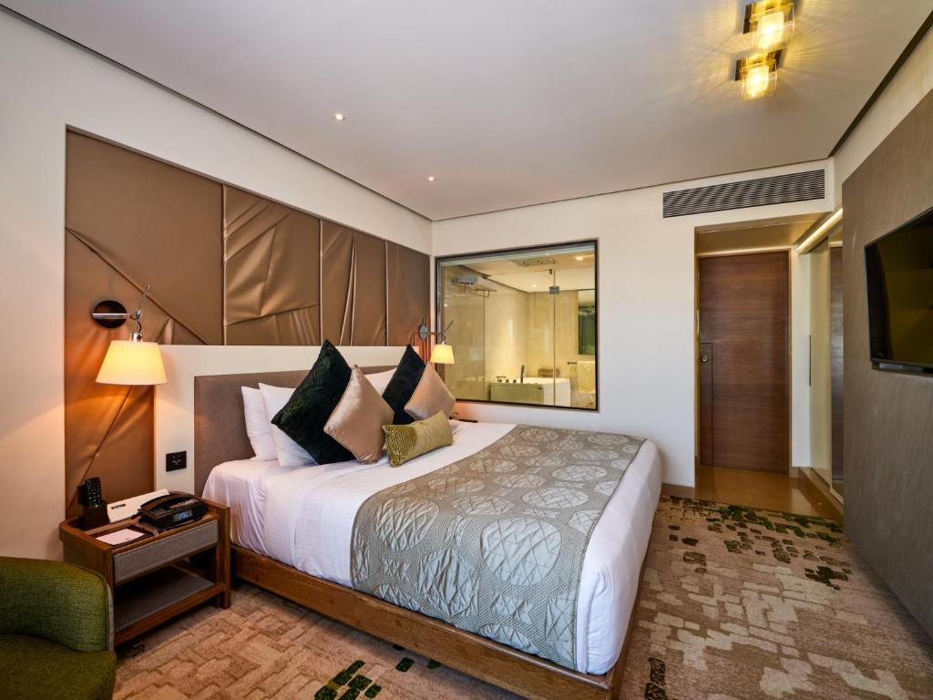 Hotel Sayaji Indore with Bathtub in Room Hotel Sayaji Indore with Bathtub in Room