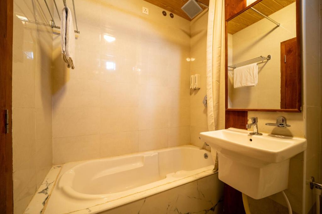 Hotel Seasons Suites Koramangala with Bathtub Hotel Seasons Suites Koramangala with Bathtub